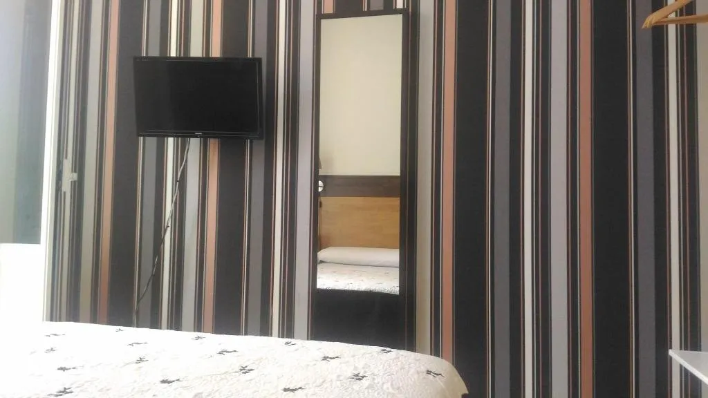Room, Hostal Alaska, Madrid
