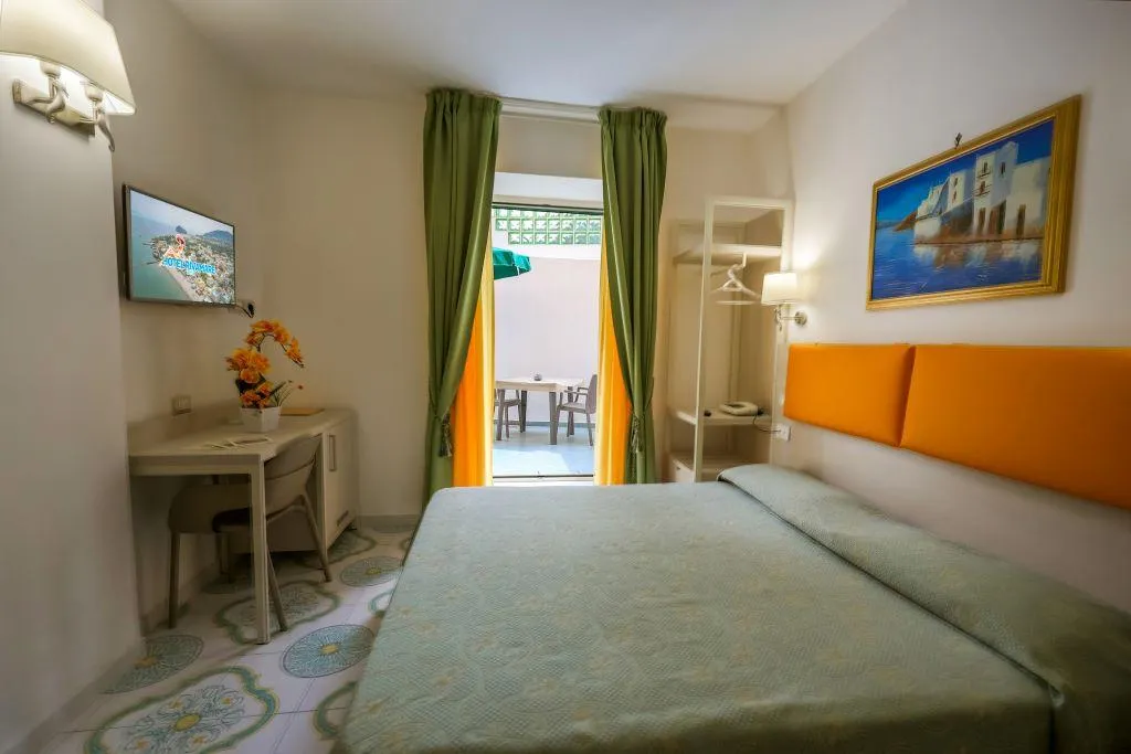 DOUBLE basement Room, Hotel Rivamare, Naples