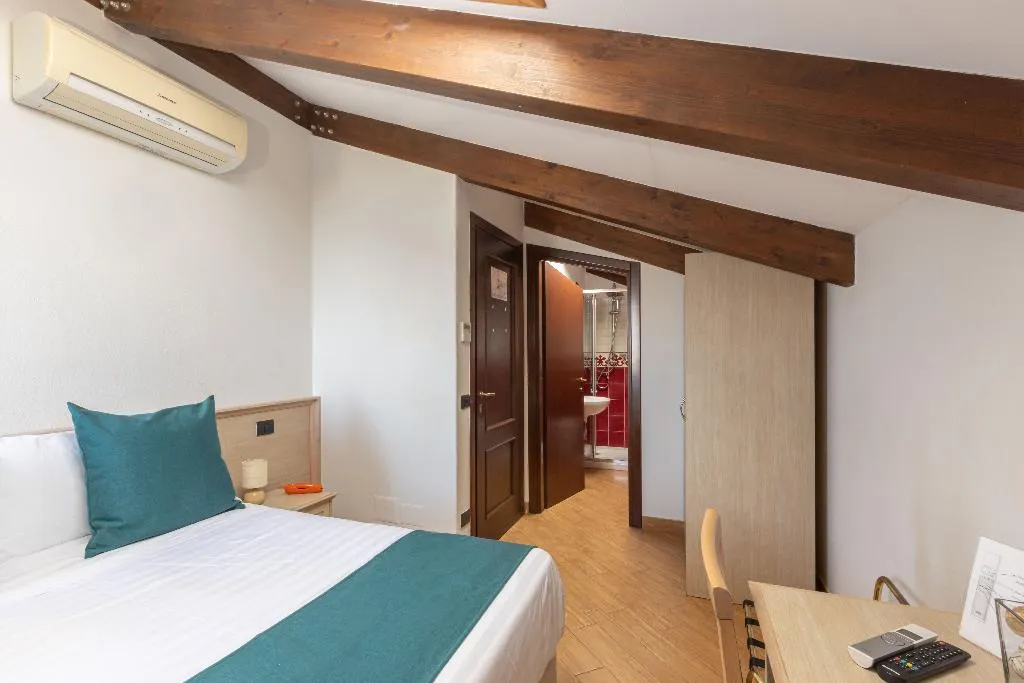 Room, Casale Antonietta, Naples
