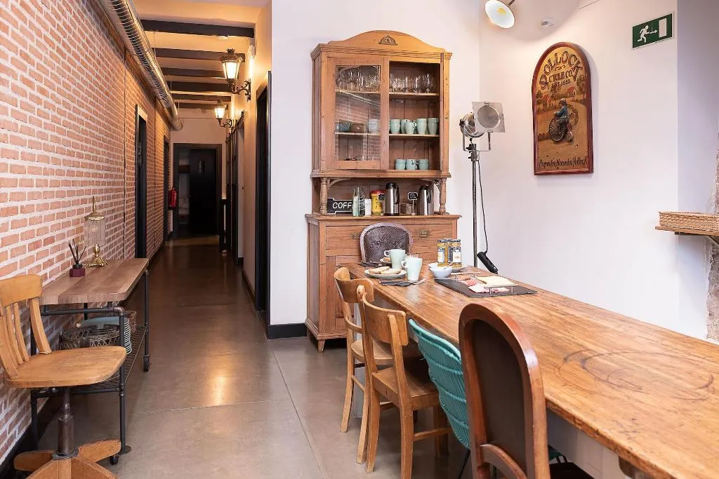 Room, Lanave, Madrid
