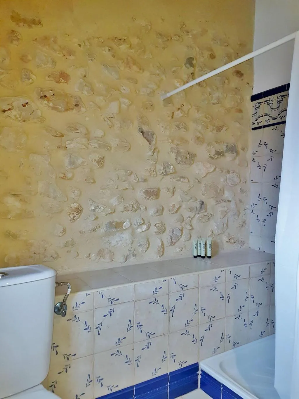 Room, Benali, Valencia