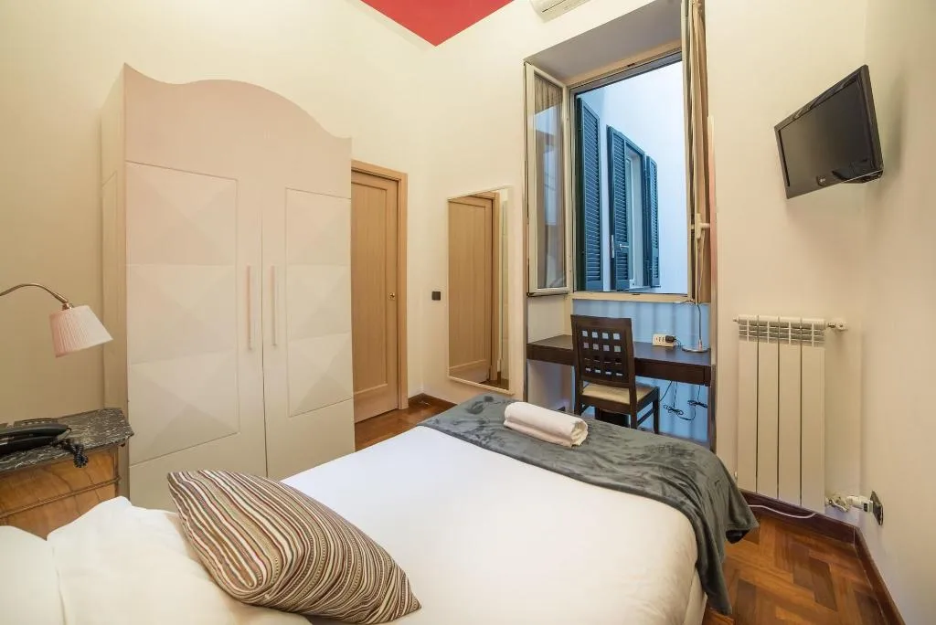 Room, Bed & Breakfast Chiaia 32, Naples