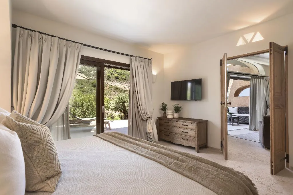 SUITE WITH PRIVATE POOL Room, Relais Villa Carola, Olbia