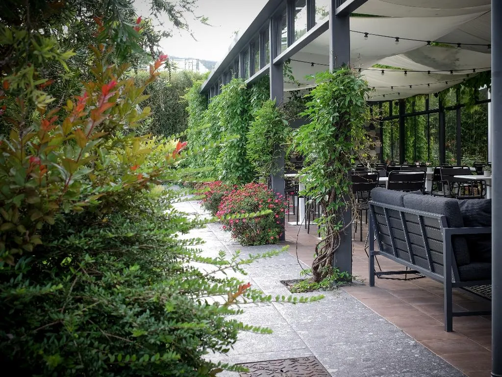 Terrace, Luise, Milan