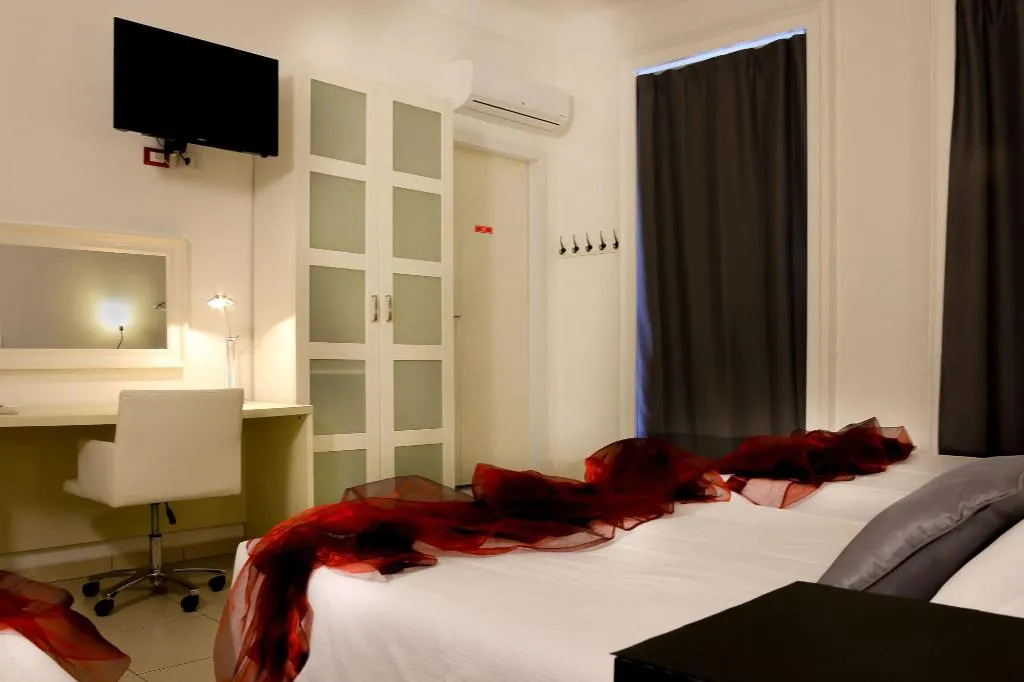 Room, RossoVino, Milan