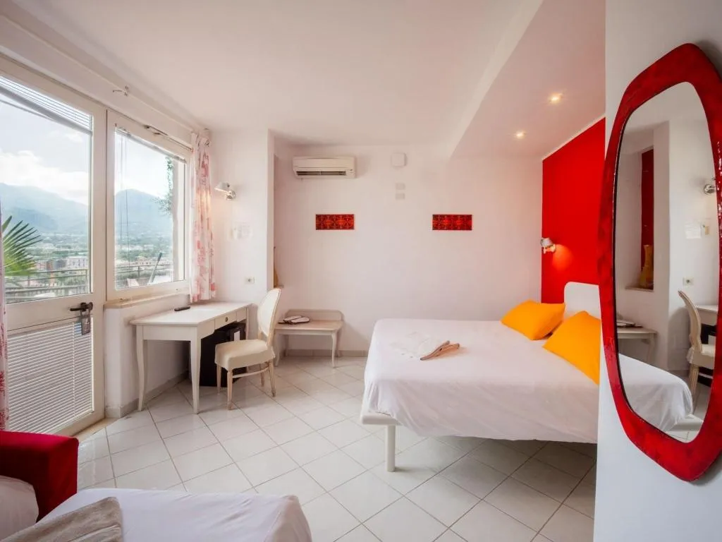 QUADRUPLE KING BED ONE BEDROOM  Room, Hotel Cristina, Naples