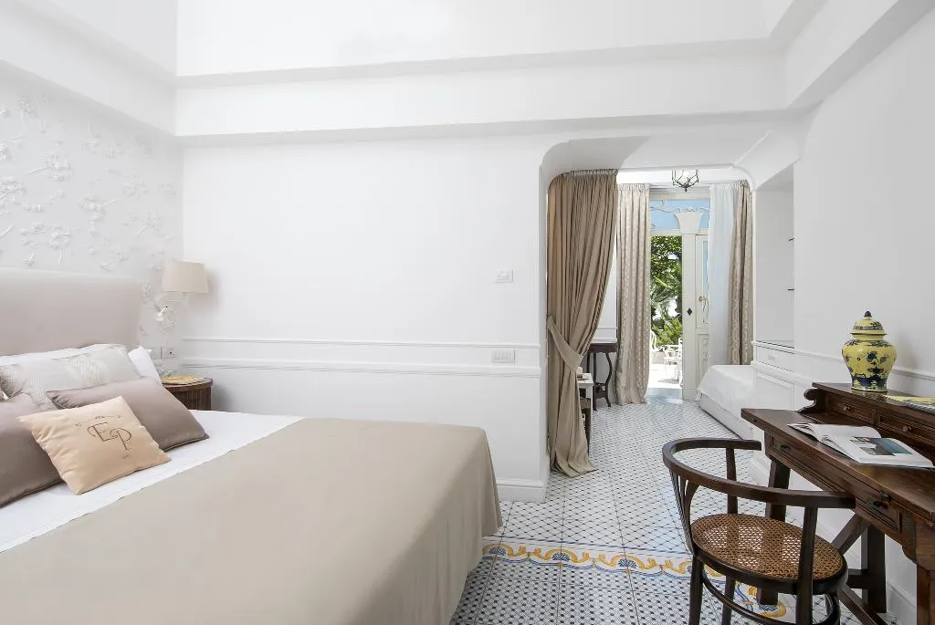 Double or Twin DELUXE GARDEN VIEW Room, Luxury Villa Excelsior Parco, Naples