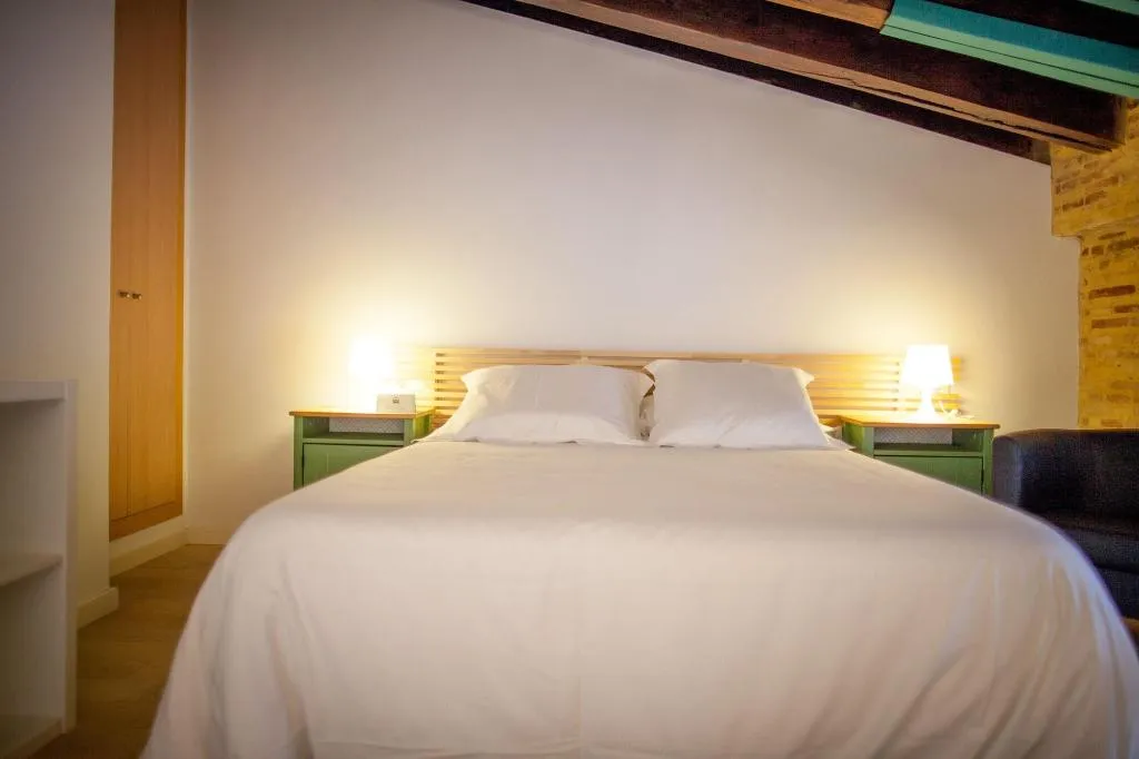 Room, Host & Home, Valencia