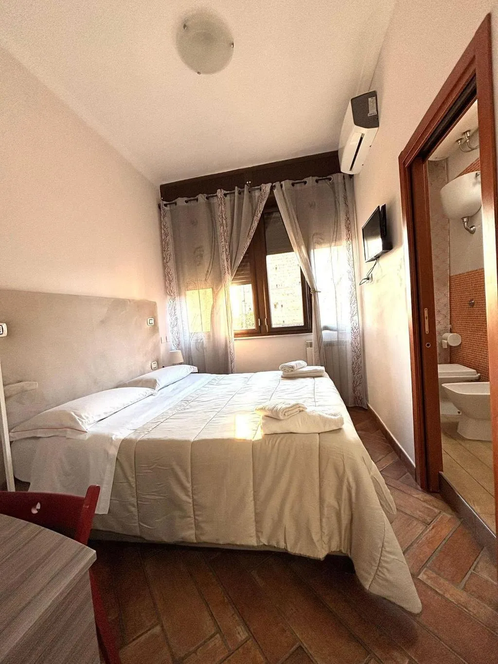 Room, Home To Fly, Naples