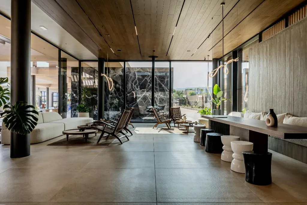 Lobby, Pnoe Breathing Life, Crete