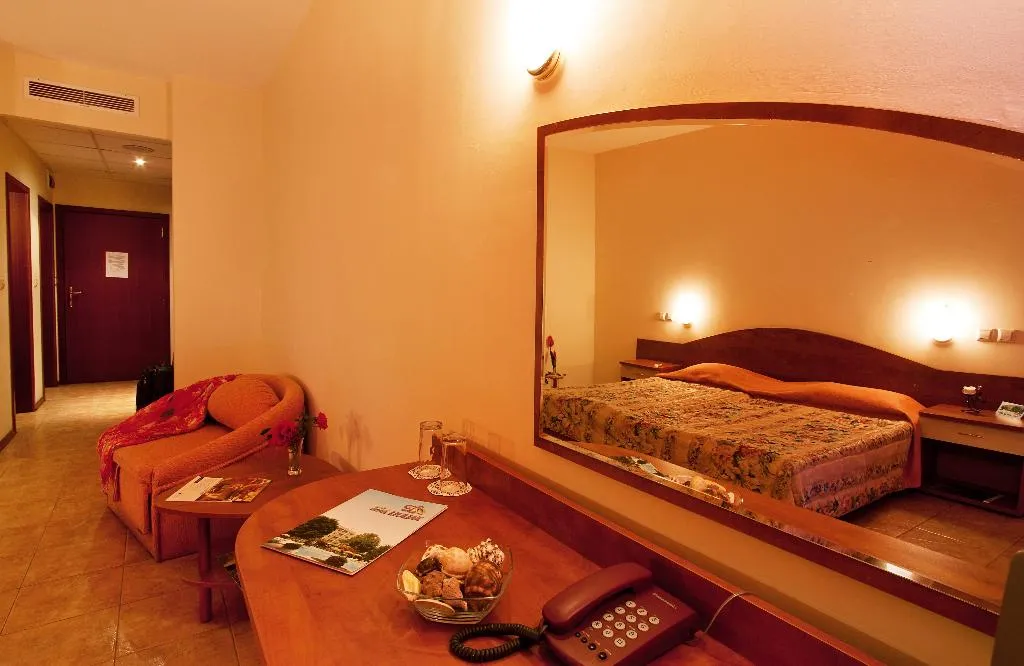 Room, Ljuljak, Varna