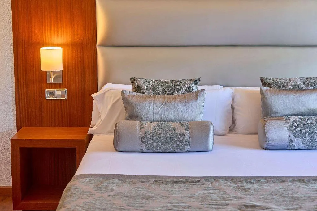 Room, Zafiro Rey Don Jaime, Majorca