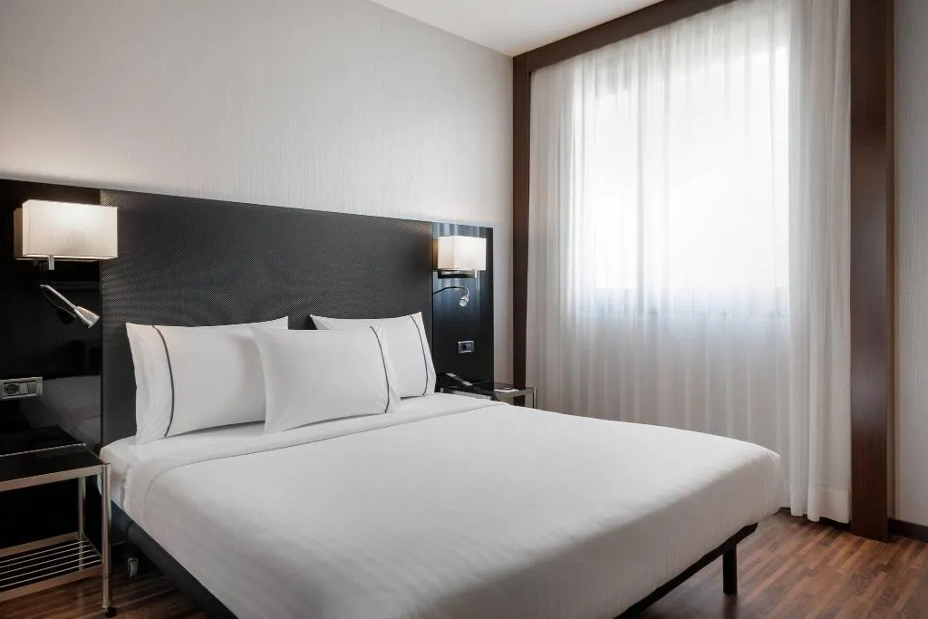 DOUBLE QUEEN SIZE BED Room, AC Milano, Milan