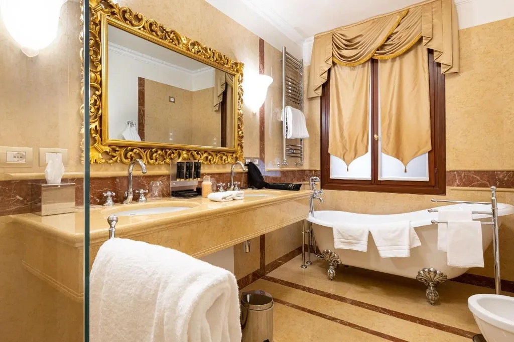 SUITE CAPACITY 4 Room, Cà Bonfadini Historic Experience, Venice