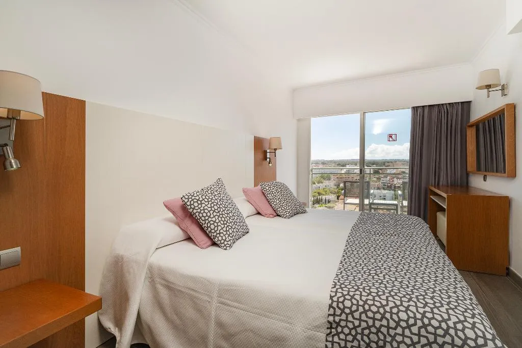 Room, Timor, Majorca