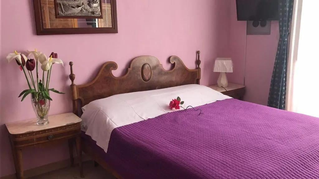 Room, Ave Popolo, Naples