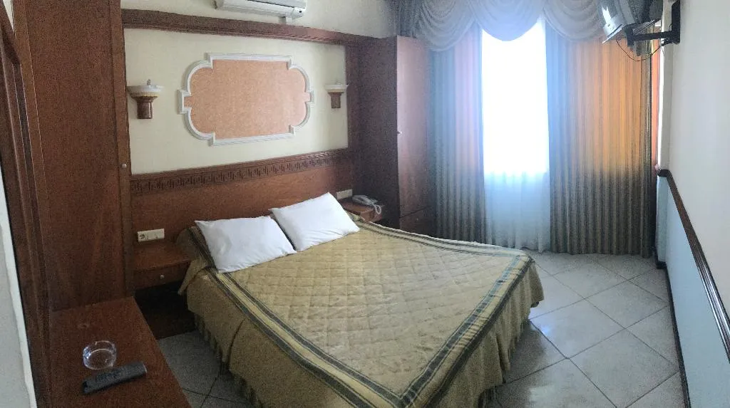 Room, Seren Sari, Dalaman