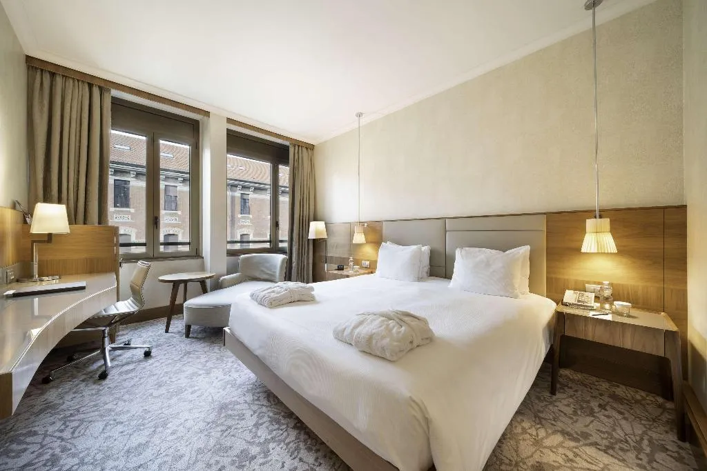 DOUBLE EXECUTIVE KING BED Room, Hilton Milan, Milan