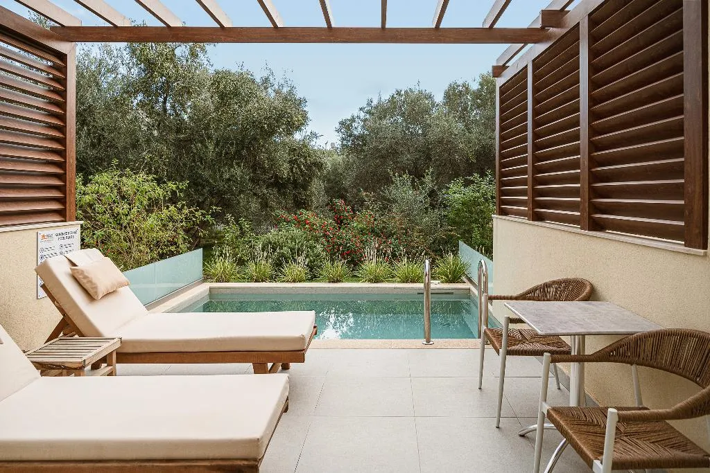 Room WITH PRIVATE POOL Room, Sirios Village, Crete