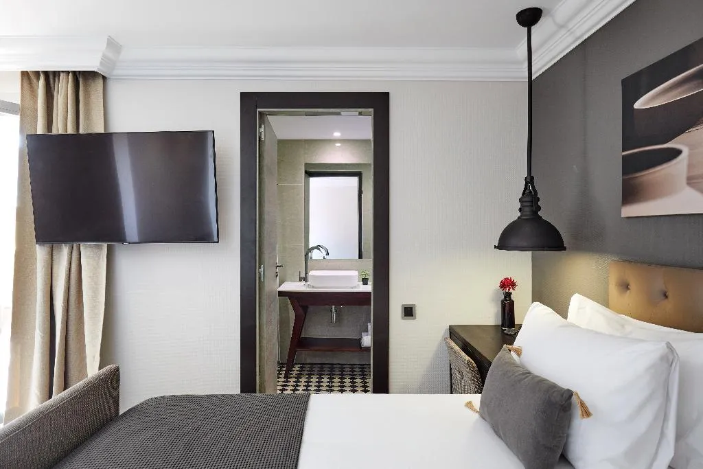 TRIPLE WITH TERRACE Room, Hotel Cortes Rambla, Barcelona