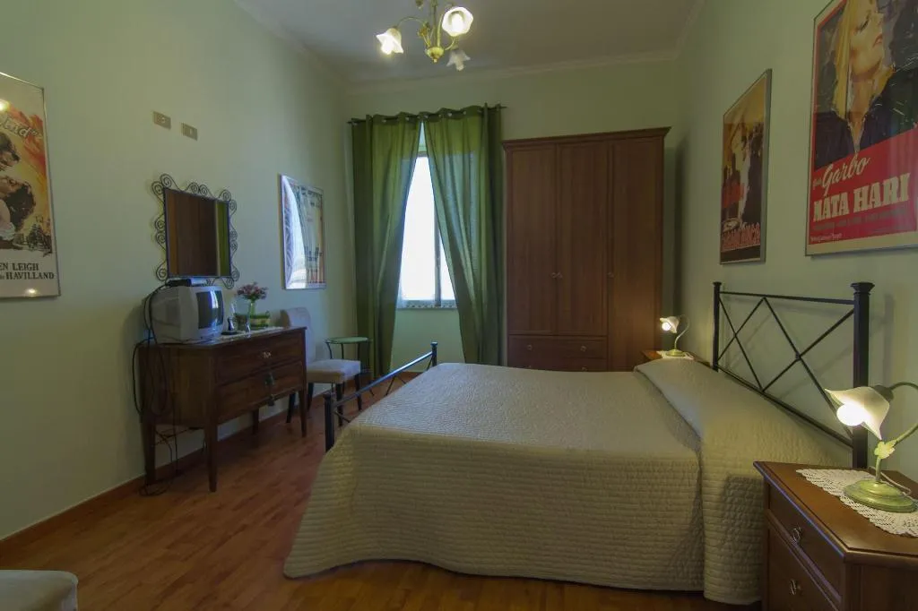 Room, Laterano Inn, Naples