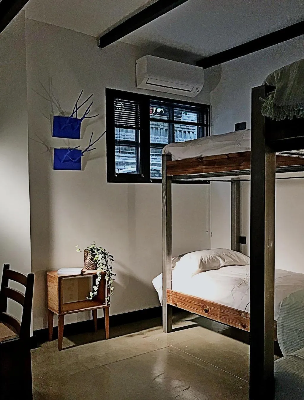 Room, Lanave, Madrid
