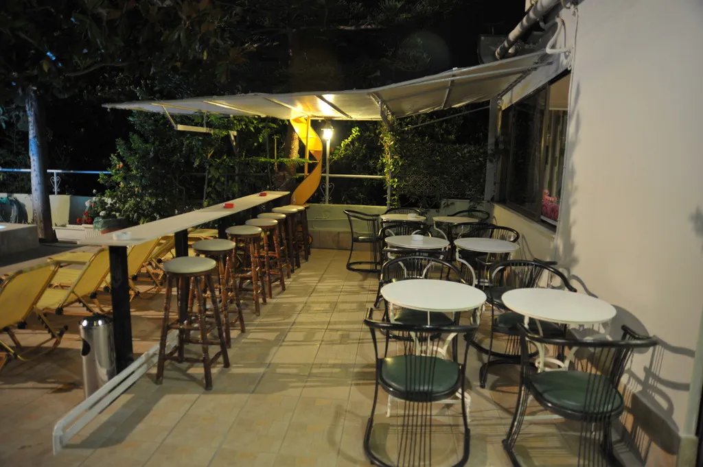 Bar, Anseli, Rhodes
