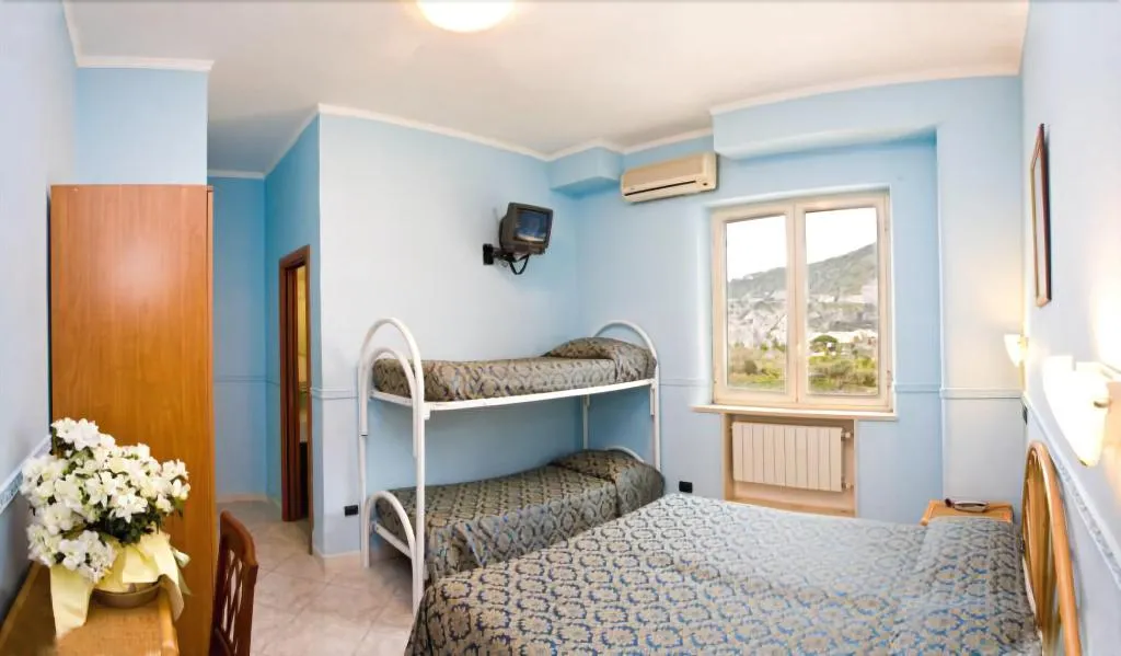 Room, Hotel Klein Wien, Naples