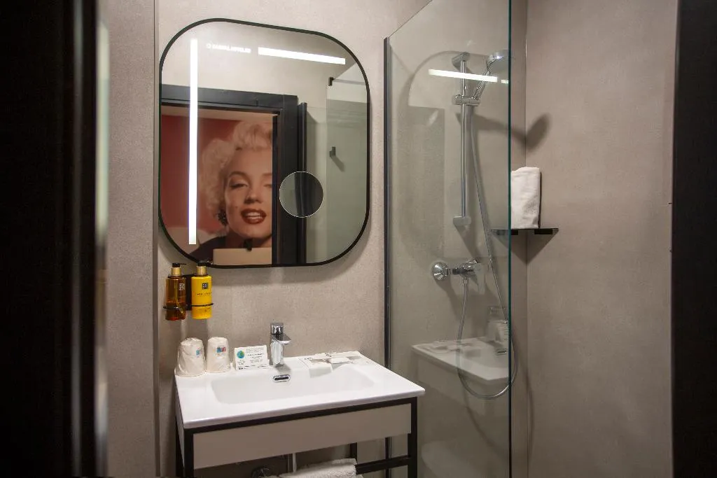Room, Casual Del Cine Valencia, Valencia