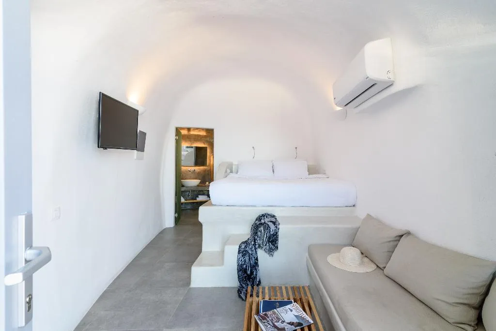 JUNIOR SUITE WITH VIEWS Room, On The Cliff, Santorini