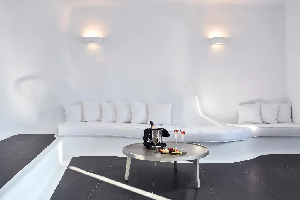 SUITE WITH PRIVATE POOL Room, Katikies Chromata Santorini - The Leading Hotels, Santorini