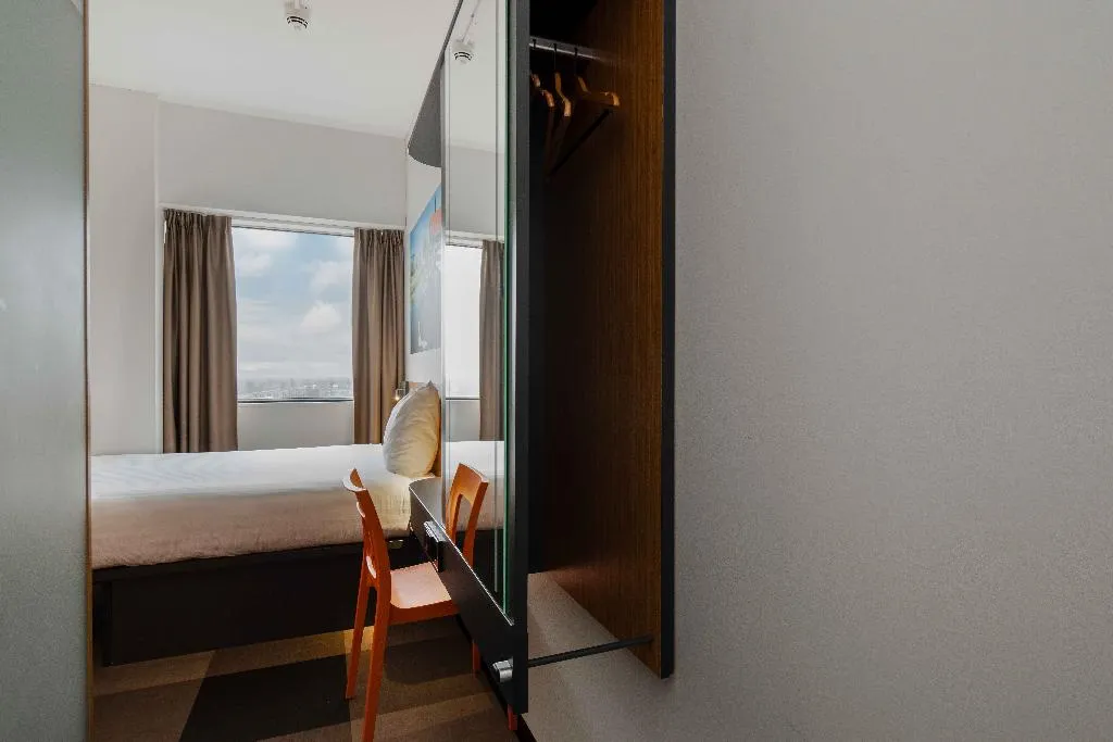 DOUBLE BASIC Room, easyHotel Amsterdam Zaandam, Amsterdam