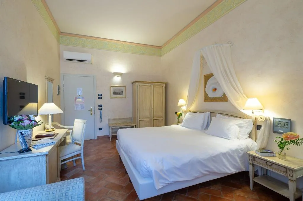 DOUBLE SUPERIOR QUEEN BED Room, Davanzati, Florence
