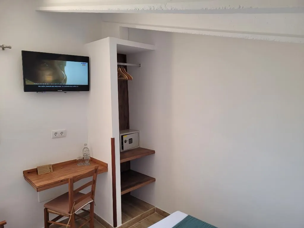 TRIPLE BASIC Room, Casal de Petra - Rooms & Pool, Majorca