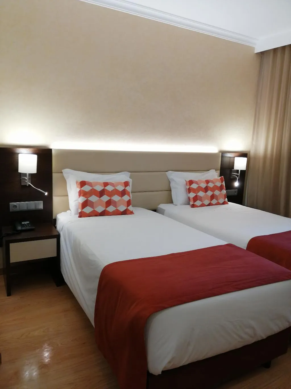 Room, Monaco, Algarve