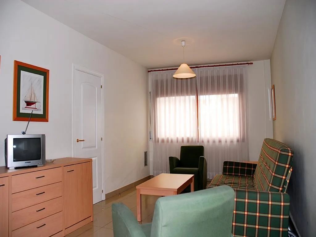 APARTMENT CAPACITY 6 TWO BEDROOMS Room, Mestral, Costa Brava