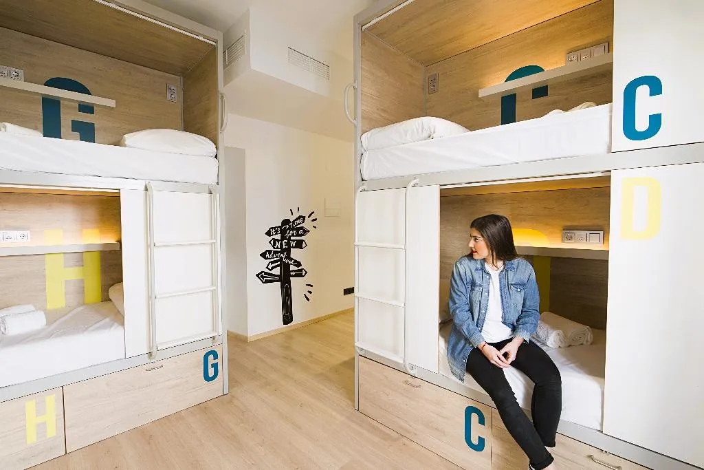 Room CAPACITY 8 Room, U-Sense For You Hostel Sevilla, Seville