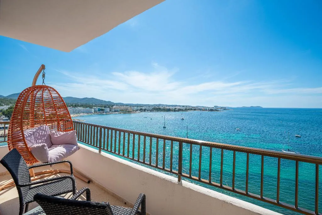 TRIPLE DELUXE SEA VIEW Room, NYX Hotel Ibiza - Adults only, Ibiza