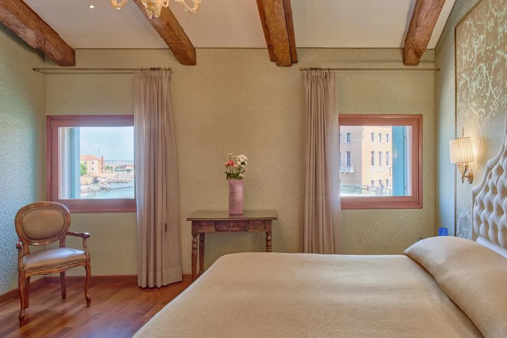 DOUBLE DELUXE CANAL VIEW Room, Santa Chiara, Venice