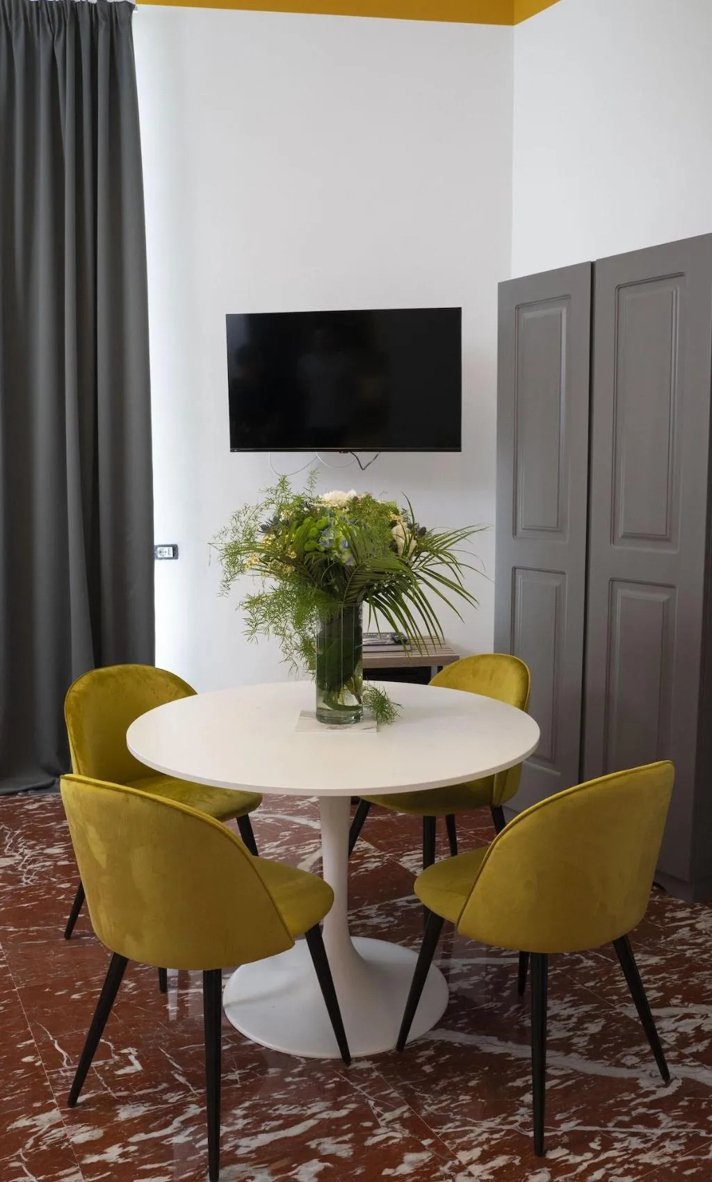 Room, Rettifilo 311, Naples