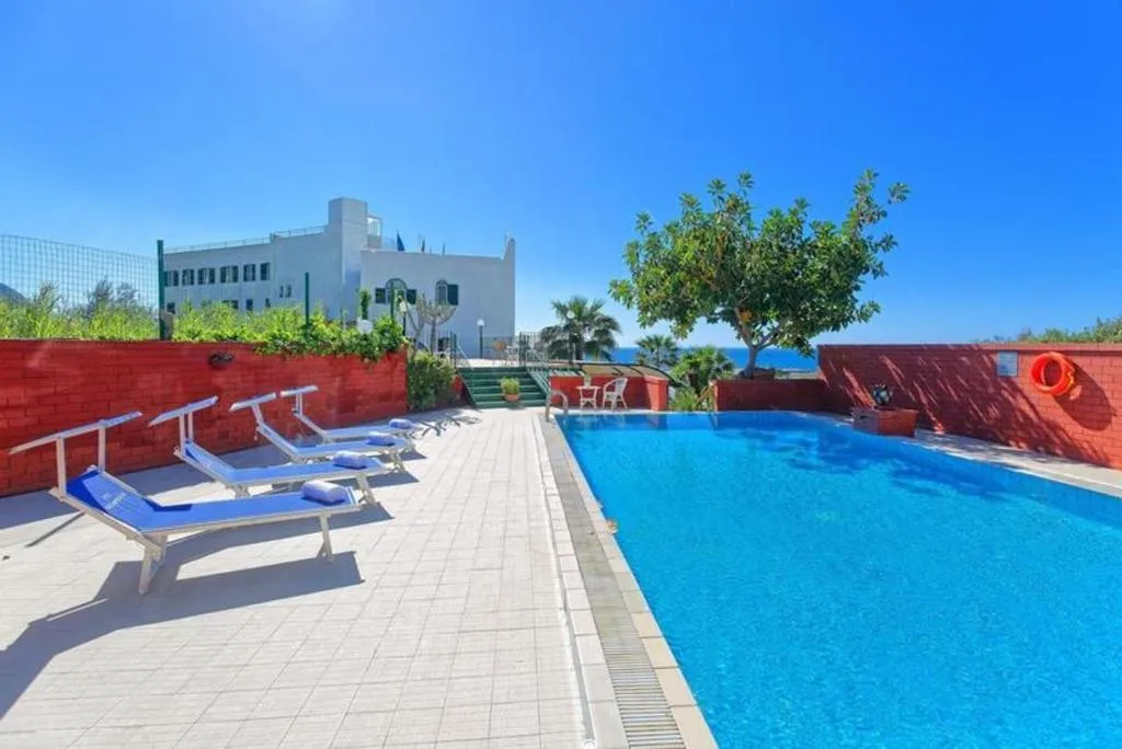 Pool, Punta Imperatore, Naples