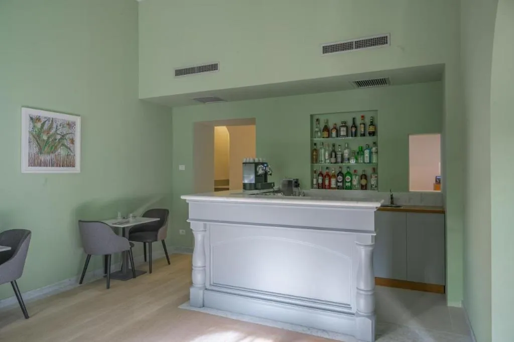 Bar, Ariele, Florence