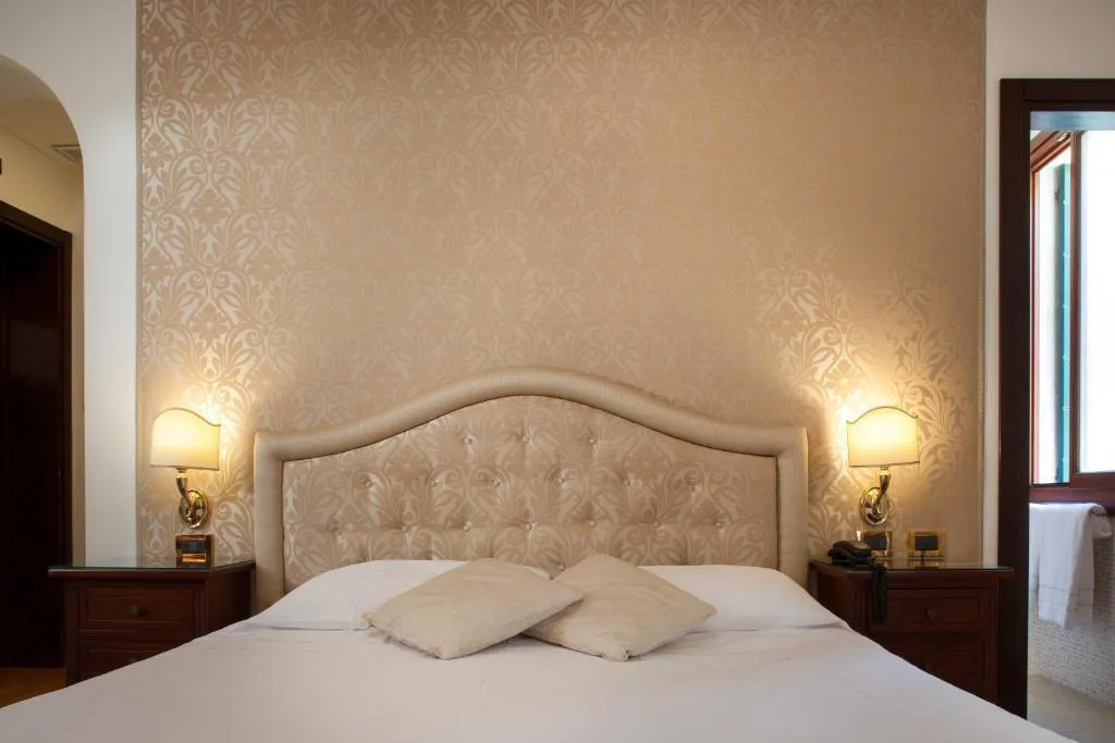 DOUBLE DELUXE CANAL VIEW Room, Ca' d'Oro, Venice