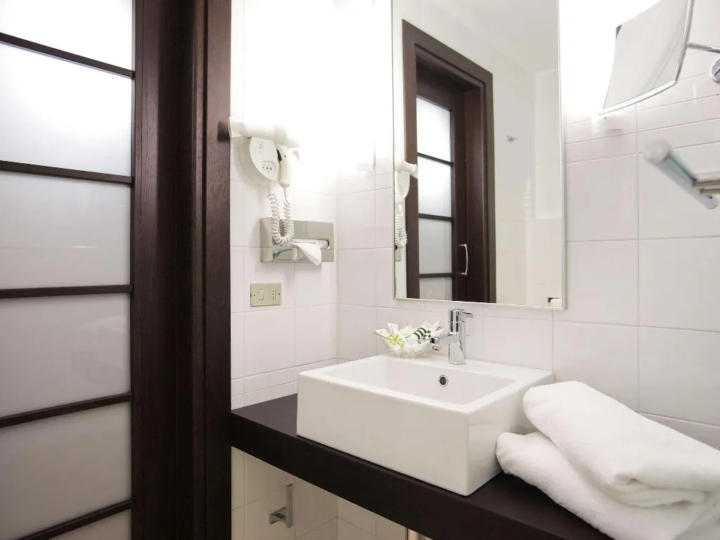 DOUBLE WITH DOUBLE BED Room, Mercure Napoli Centro Angioino, Naples