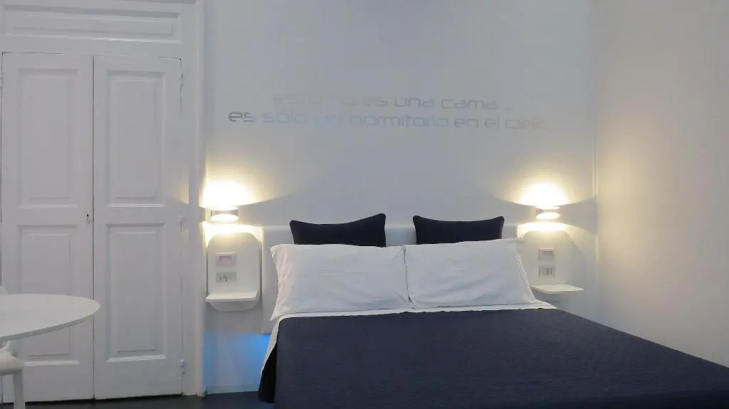 Room, Skyhouse Chiatamone, Naples