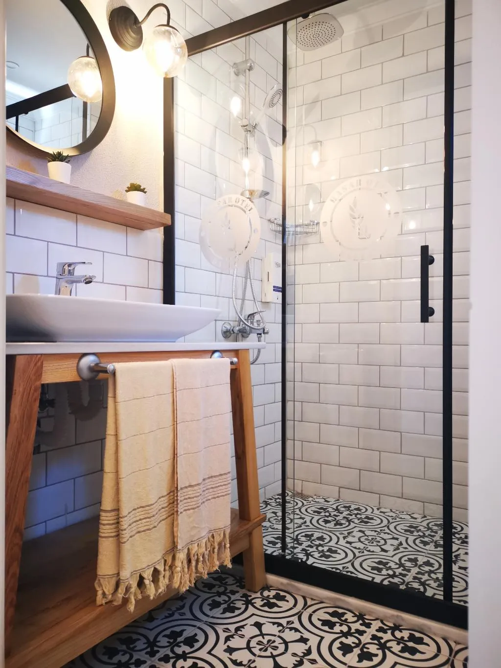 Room, Basar, Dalaman
