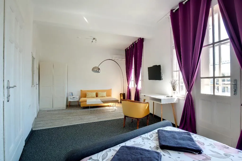SUITE DELUXE ONE BED Room, M Hostel Musala, Varna