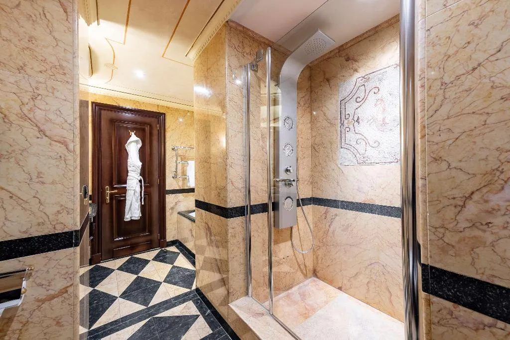 Room, River Chateau, Rome