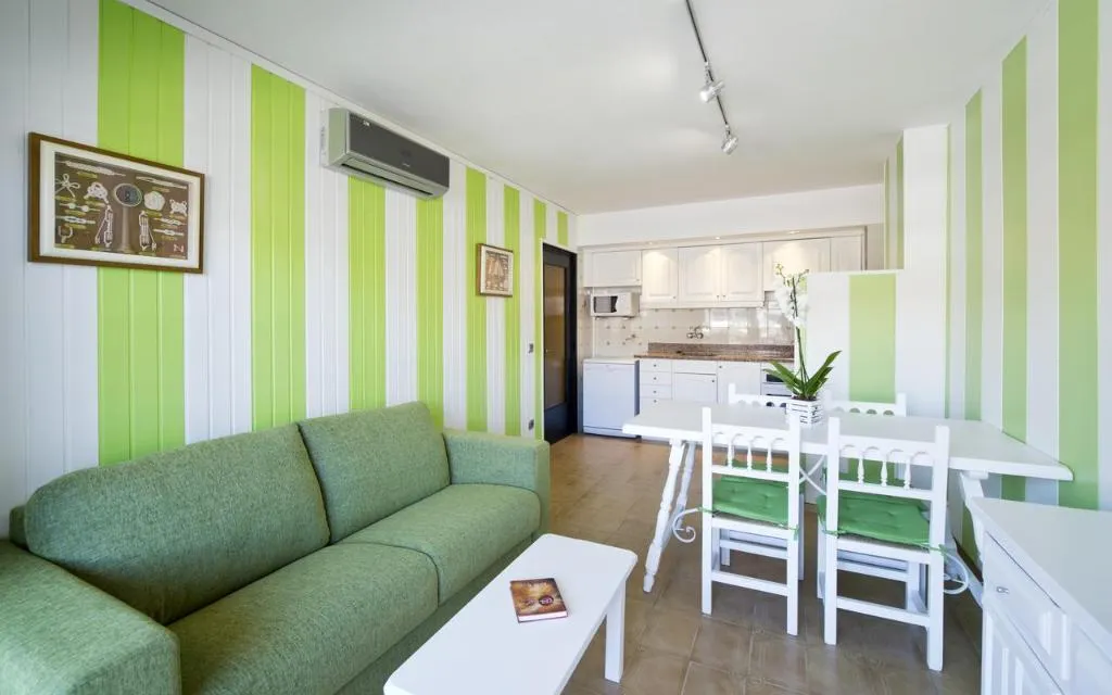 APARTMENT CAPACITY 4 ONE BEDROOM Room, Apartamentos Salles Beach, Costa Brava