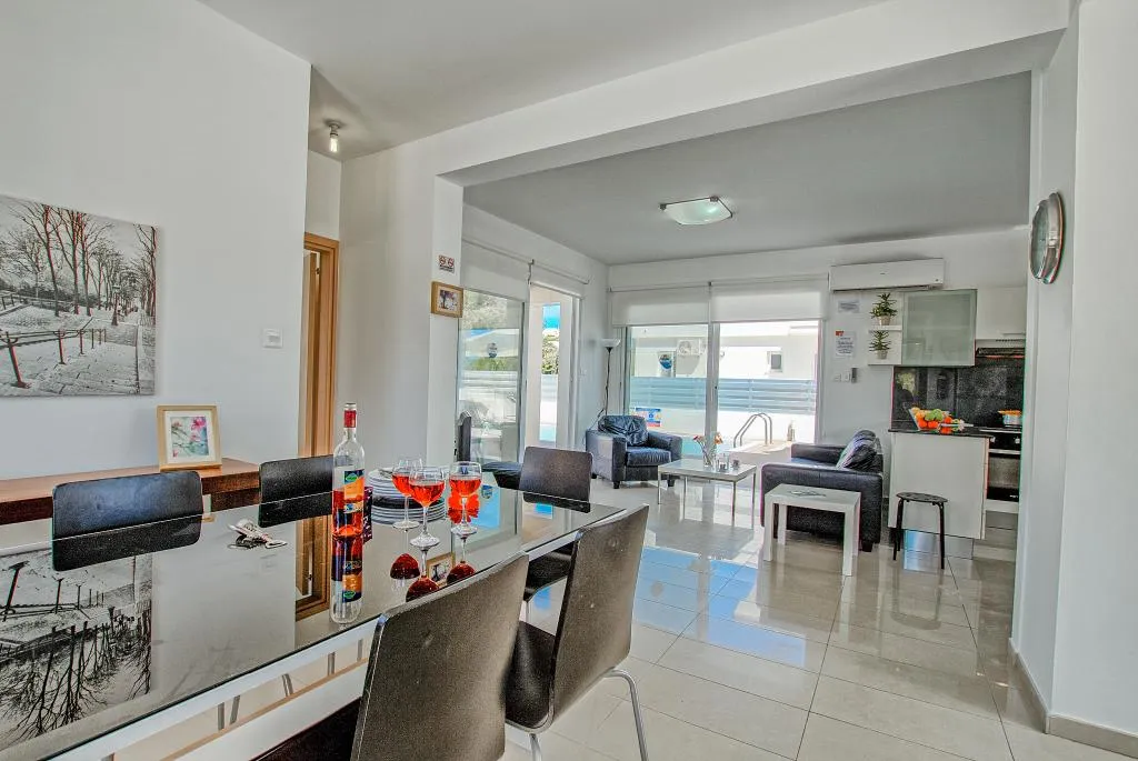 VILLA THREE BEDROOMS WITH PRIVATE POOL Room, Flouressia Gardens, Cyprus